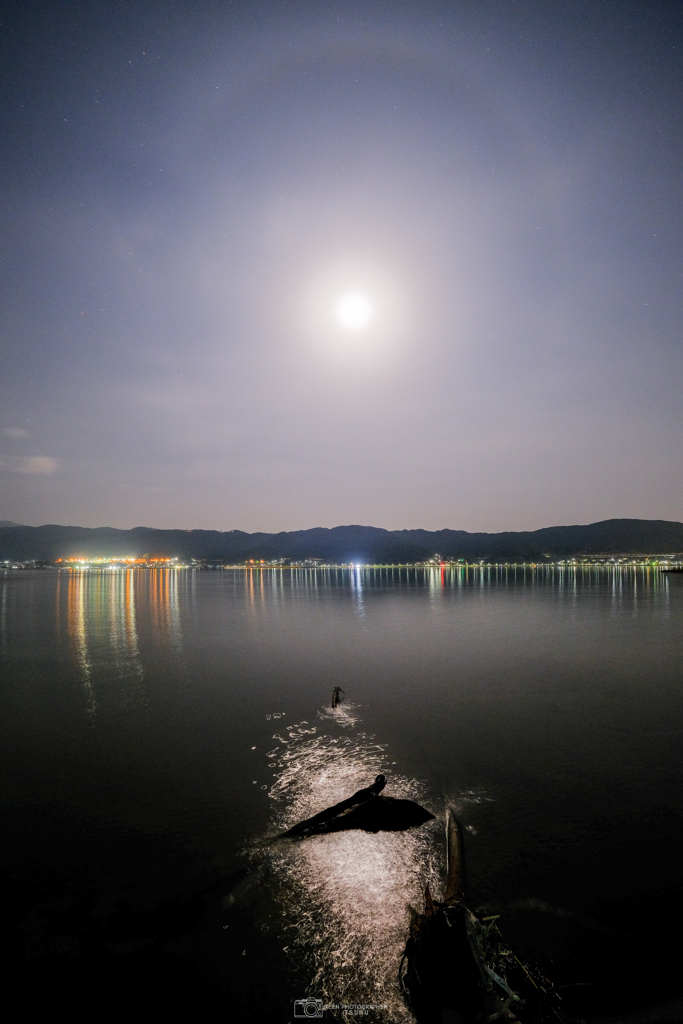 月暈と水面の月