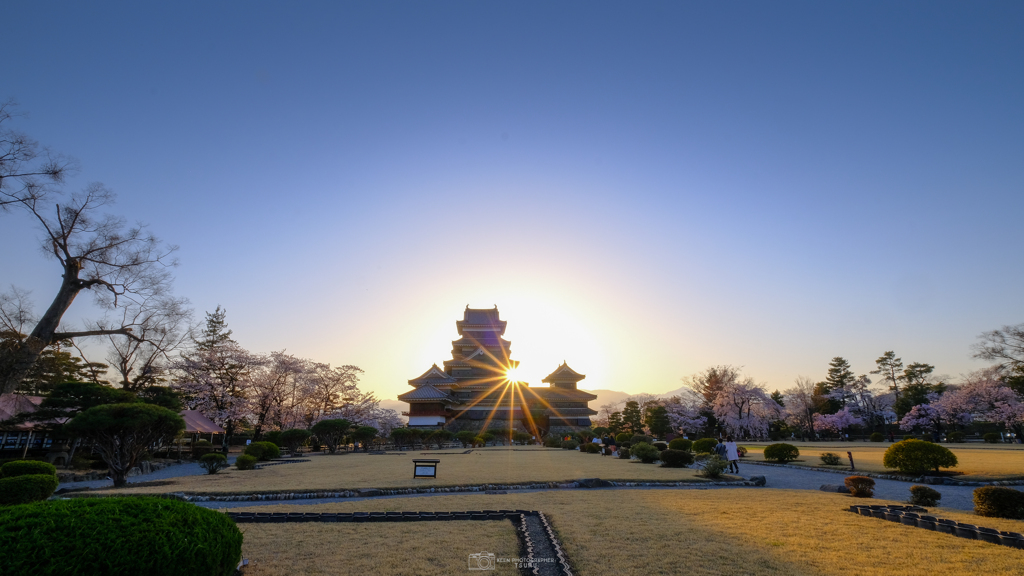 夕日の松本城