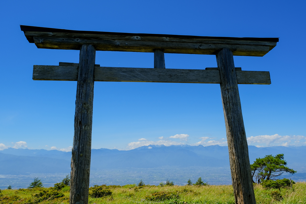 鳥居の向こうに穂高岳