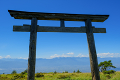 鳥居の向こうに穂高岳