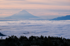 雲海の先の富士山