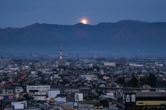 月の入り・朝を迎える街