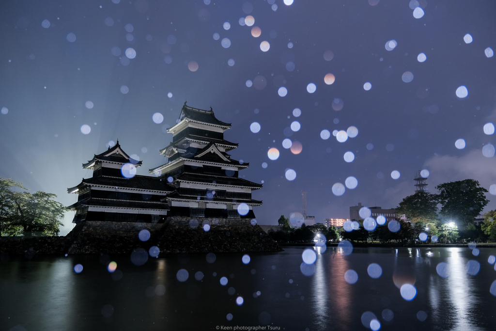 早朝の城・雨