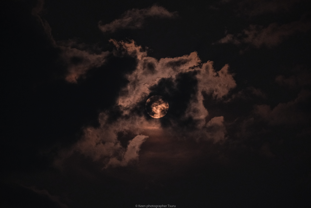 雲を纏う十五夜