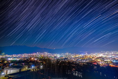 街明かりと星の軌跡