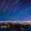 街明かりと星の軌跡