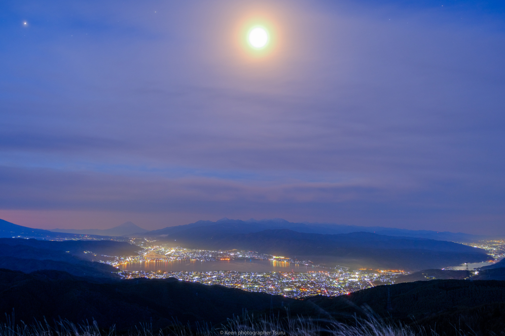 二十日余の月と諏訪夜景
