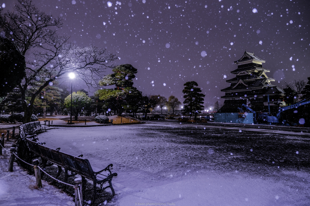 雪の松本城公園