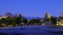 国宝松本城と常念山脈