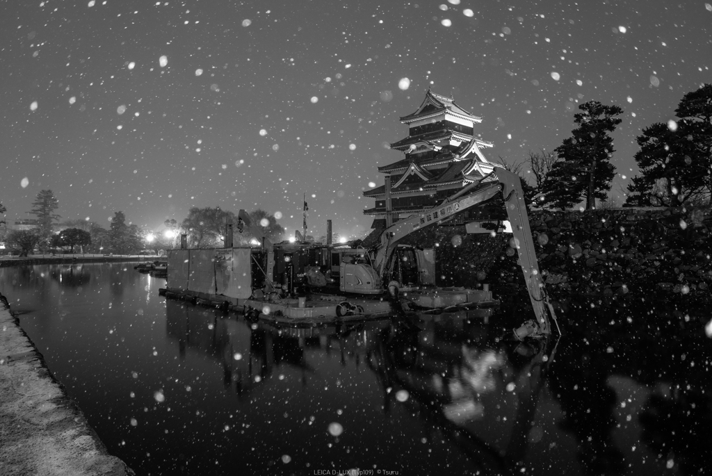 雪朝の浚渫船