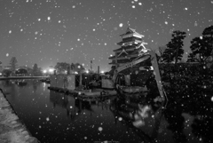 雪朝の浚渫船