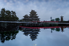 雨上がりの城