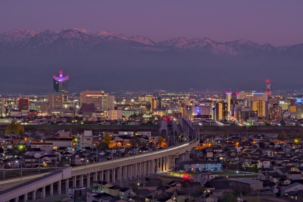 富山市街と立山連峰の夕方