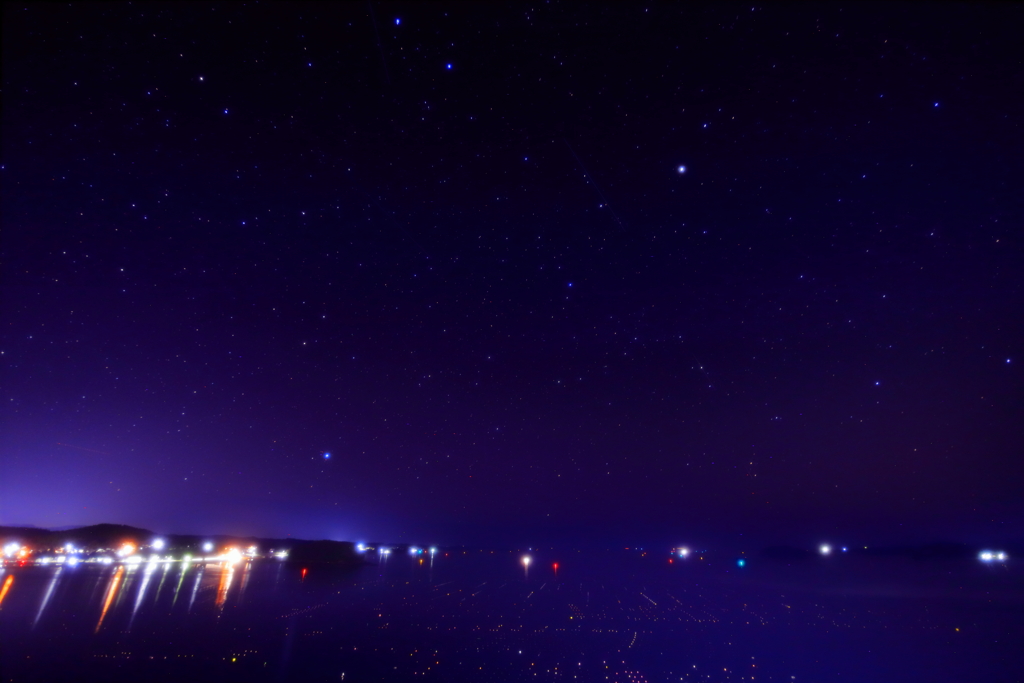 カキ筏と星空