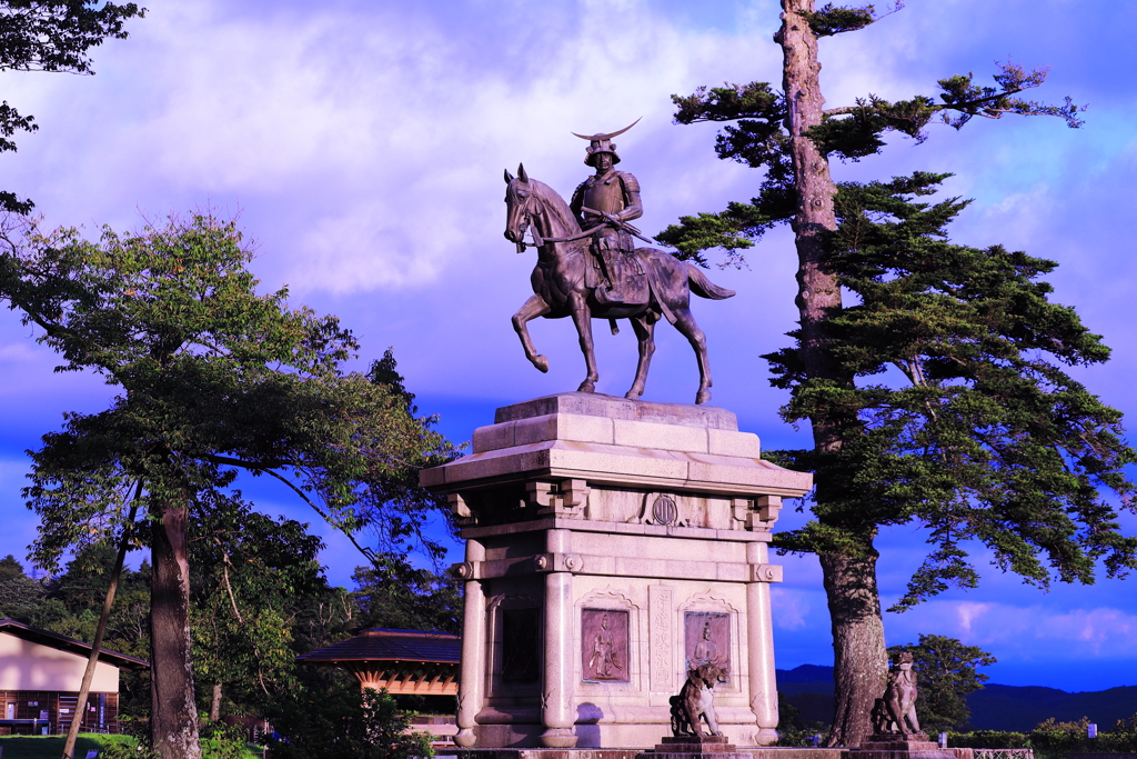 朝日を浴びる騎馬像