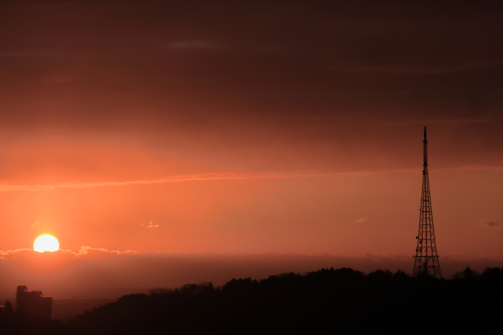 朝陽と鉄塔