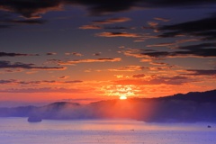 気嵐に差し込む朝日