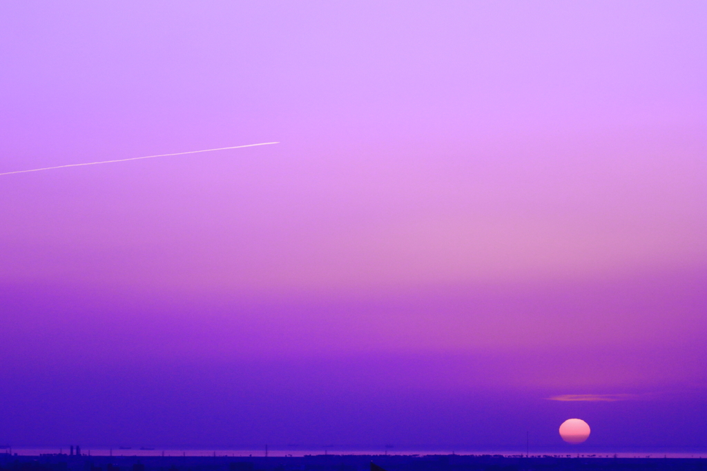 日の出と飛行機雲