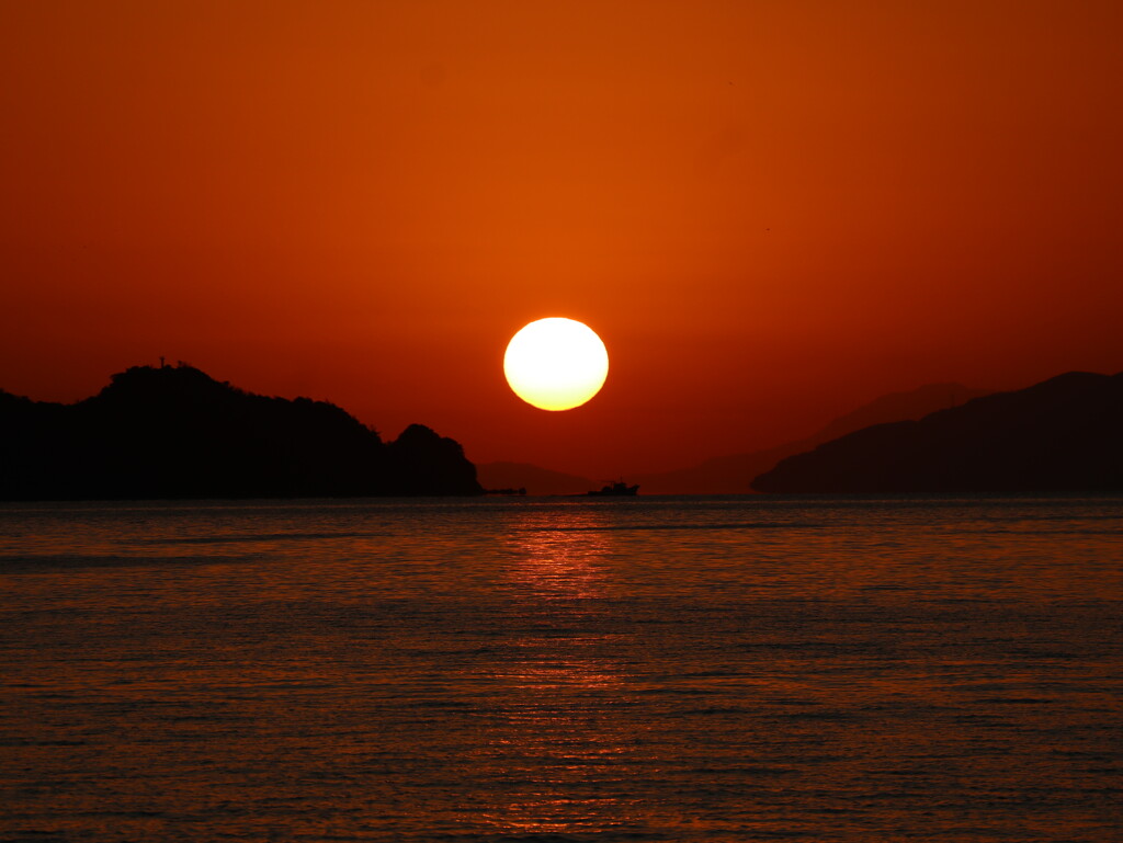八幡浜港の夕日と漁船