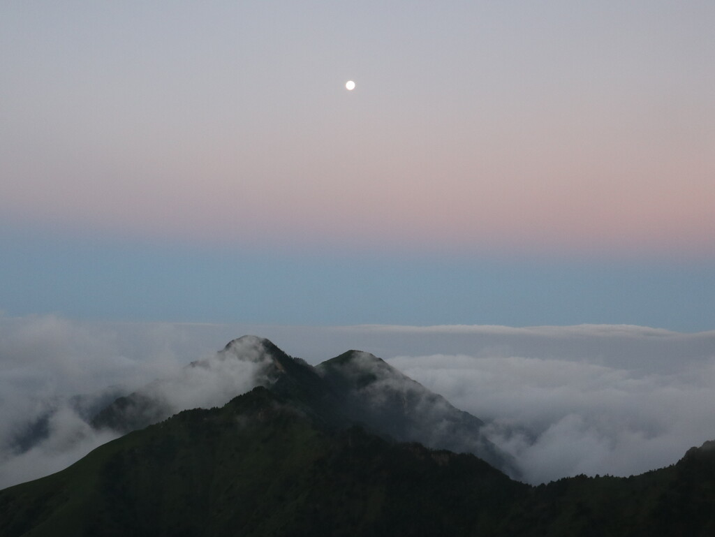 日の出の月　石鎚山系
