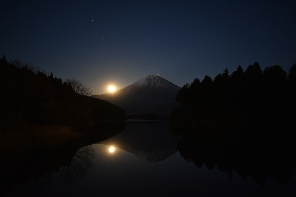 満月と富士山