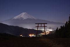富士山と鳥居と夜景