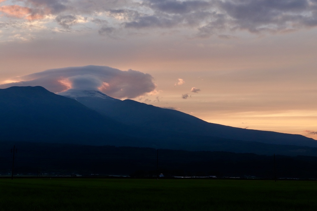 月山の夜明け