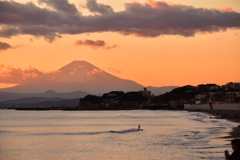 富士山とサーファー