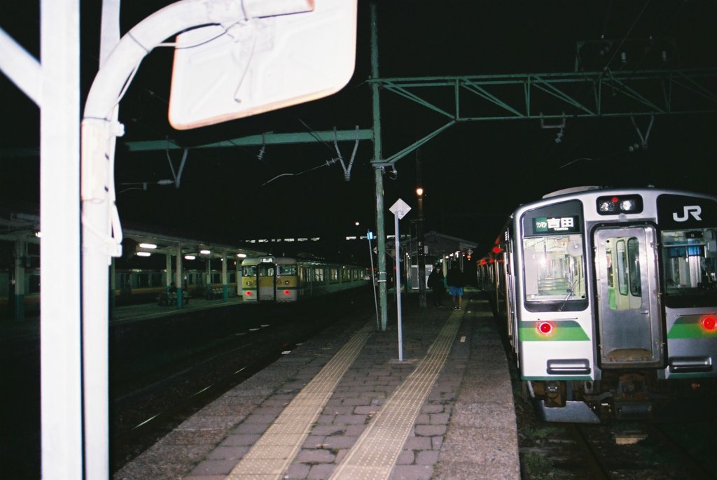 夜の駅。