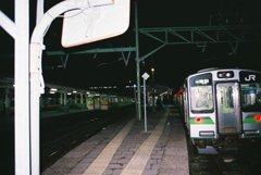 夜の駅。