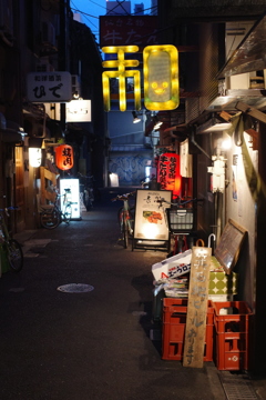 夜の大阪の路地