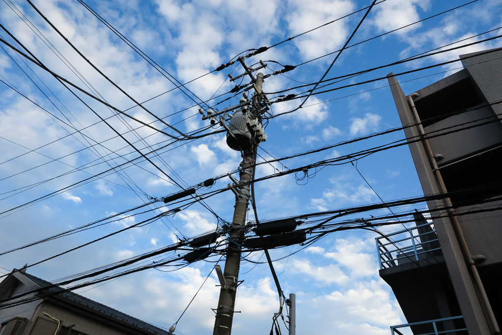 電線と青空