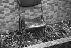 道端の椅子