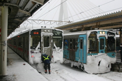 始発駅の雪落とし