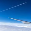雲の上の飛行機雲