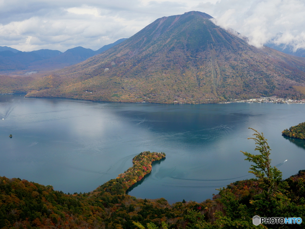 半月山から八丁出島と男体山