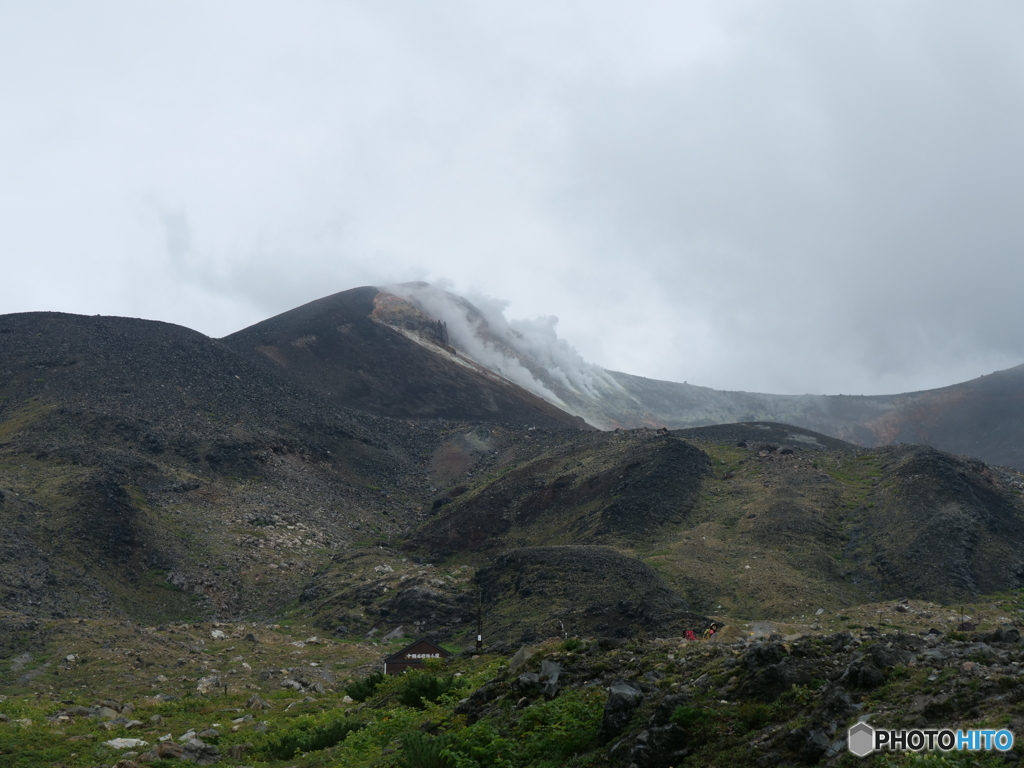 白煙あげる活火山