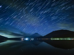 星降る夜の逆さ富士