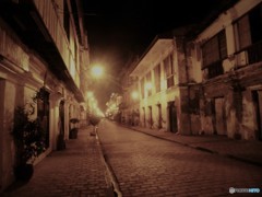 夜のフィリピン・ビガンの街頭にて-２