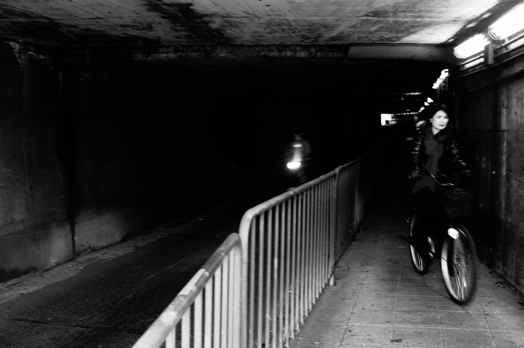 ガード下を通る自転車