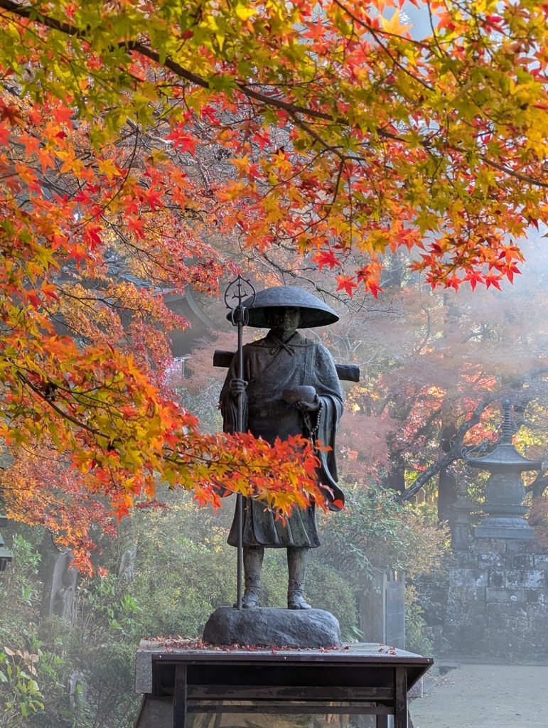 紅葉の大師像