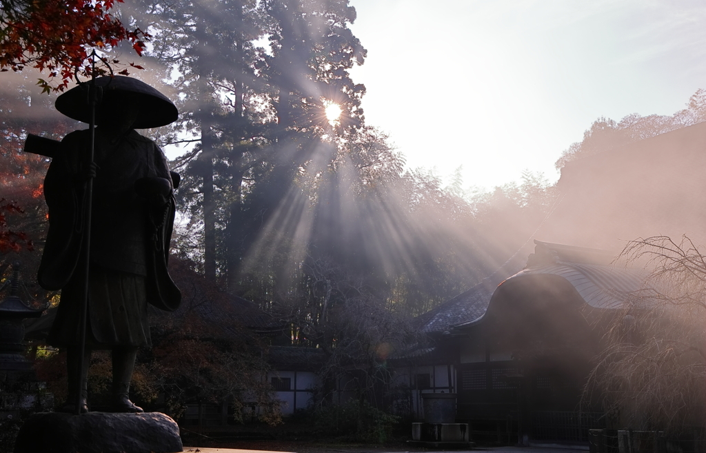 大師像と光芒