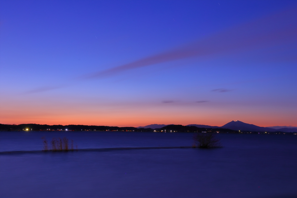 夕暮れの紫峰を望む