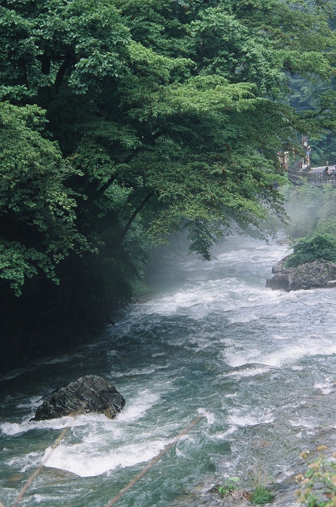 四万温泉の川