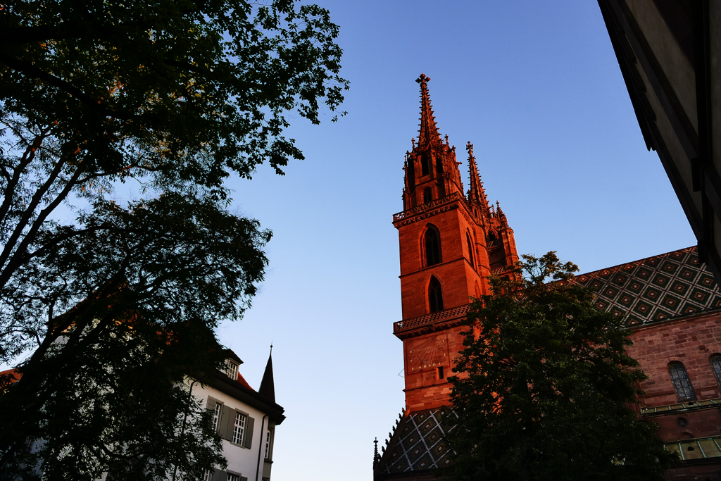 朝日を浴びる聖堂