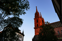 朝日を浴びる聖堂