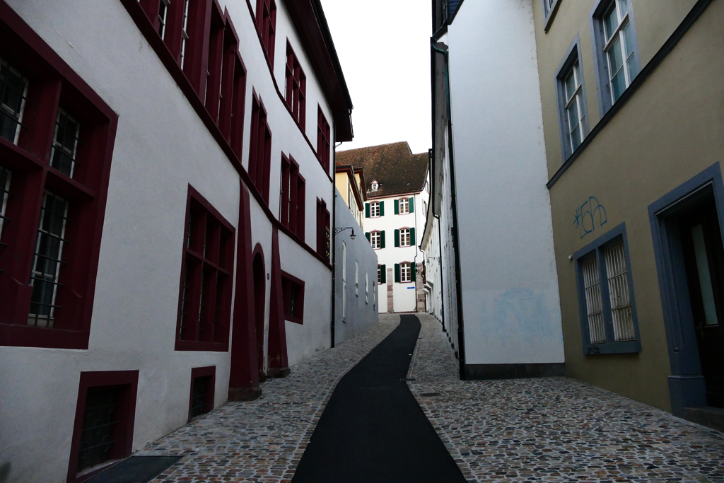 バーゼル大聖堂への路地