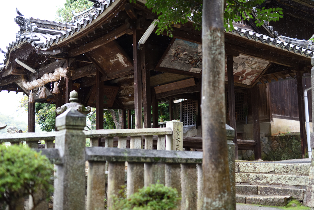 雨の日の神社