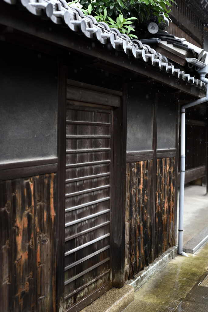 焼き板壁の家