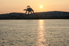 製鉄所　夕暮れのアンローダー